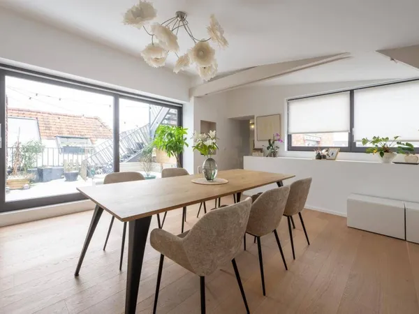 Studio 5 pièces 168 m² 