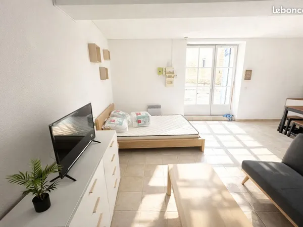 Studio meublé loué - Rentabilité immédiate - Centre Beaucaire 