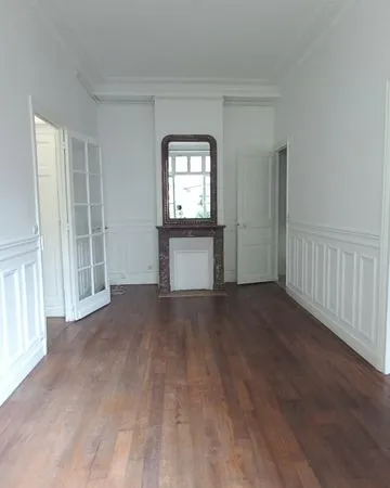 Paris 15e - Rue de Vaugirard - F2 41 m² sur cour calme + cave 