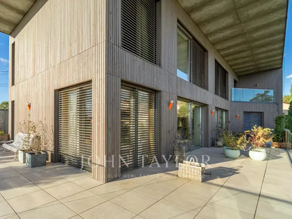 Propriété contemporaine de 2019, de 350 m², très lumineuse et avec vue panoramique 