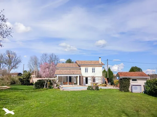 Maison en pierre de 6 pièces principales 
