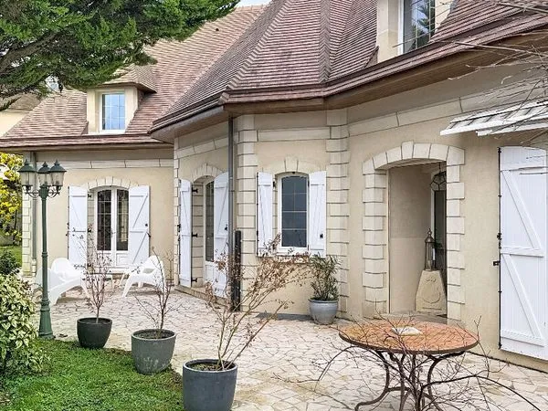 Maison 8 pièces 230 m² 