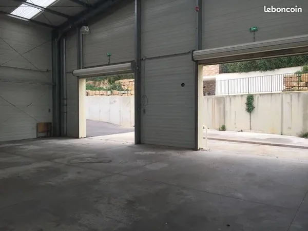 Local d'activité 150 m² 