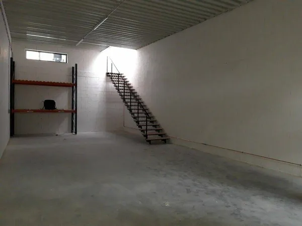 Entrepôt 136 m² 