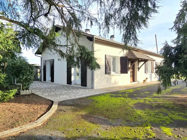Maison avec double garage , parc 