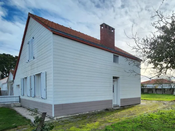 1km du centre ville, sur environ 430 m2 de terrain, maison 