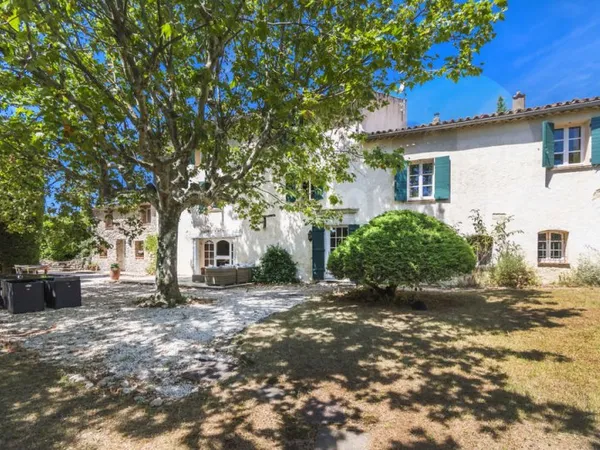 Mas provençal du 17ème de 330 m2 sur 1800 m2 de terrain avec piscine