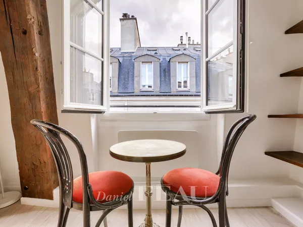 Paris VIIe - studio - rue de Verneuil - dernier étage 