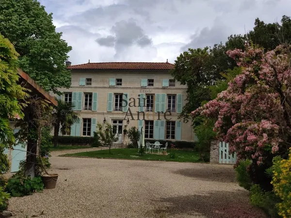 Maison Charentaise rénovée avec piscine 