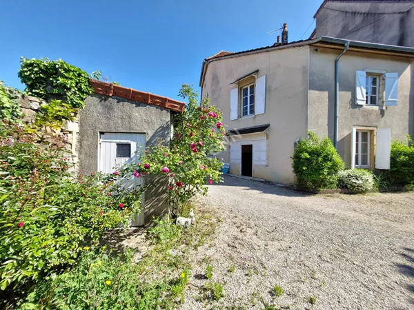Vaste maison de village avec un agréable jardin proche des commodités avec possibilité de 4 