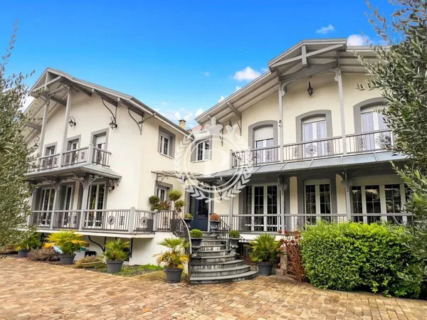 Villa 8 pièces 296 m² 