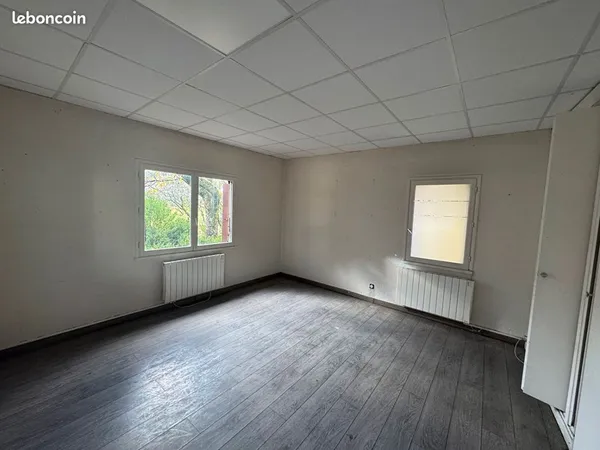 Local 132 m² LE COTEAU 