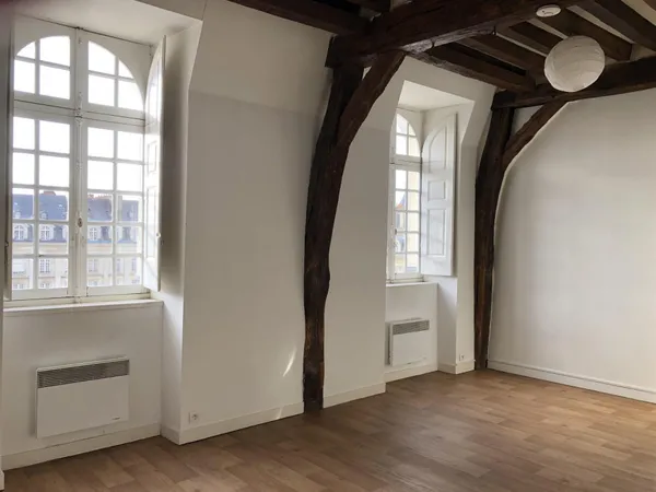 Appartement T1 - Beaux volumes - Vues sur place du Parlement de 