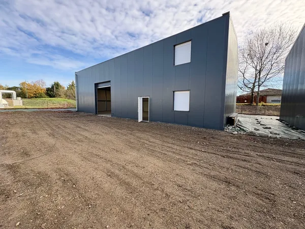 31470 FONTENILLES: Local à louer stockage - bureaux 