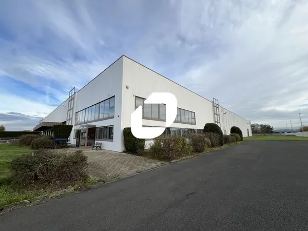 SURFACES AVEC FONCIER - EMPLACEMENT IDEAL - 7 600 m² divisibles à partir de 2 420 m² 