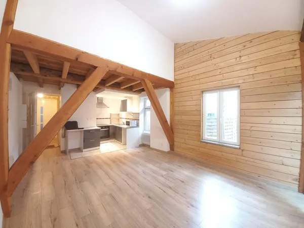 Appartement rénové dans petite copropriété 