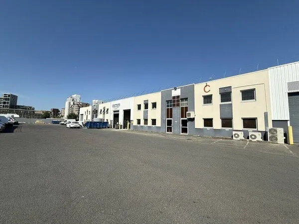 Local d'activité 539 m² 