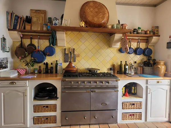 MAISON (5 pièces) CHALEUREUSE AVEC JARDIN ET PISCINE 
