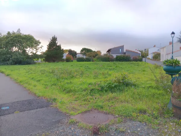 Beau terrain de plus 1000m2 