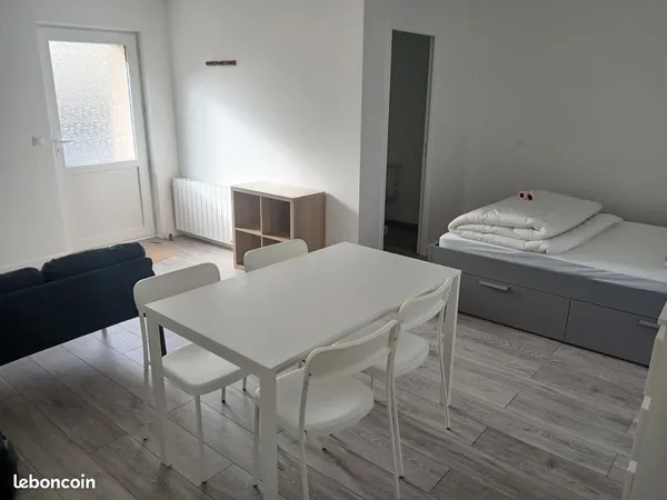 Studio meublé rez-de-chaussée 