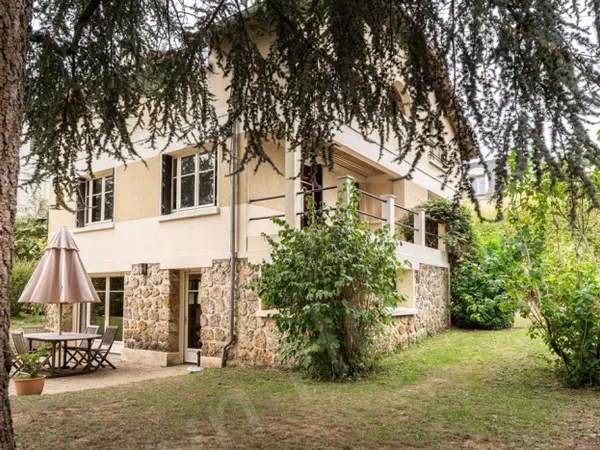 Belle maison familiale en centre ville de Garches 