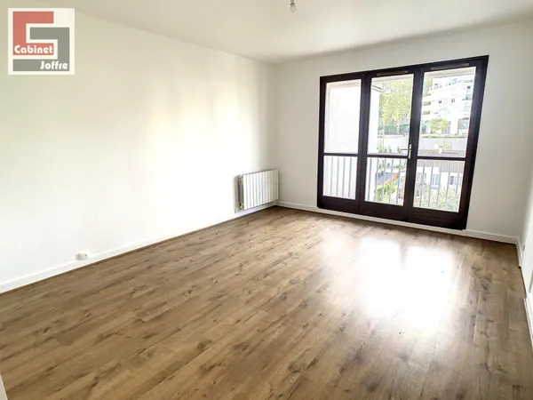 AVON GARE GRAND STUDIO EN RESIDENCE AVEC BALCON CAVE ET PA 