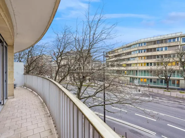 Paris XIVe - Port Royal - Balcon, vue dégagée. 