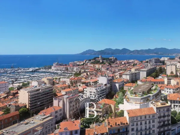 CANNES CENTRE - ROOFTOP - VUE MER - JACUZZI - 3 PIECES 