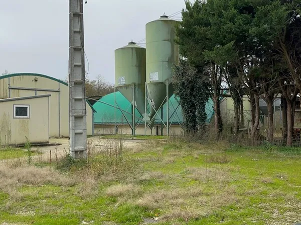 Idéal élevage de volailles ou chevaux : vend maisonnette et 3 grands tunnels d'élevage plus 