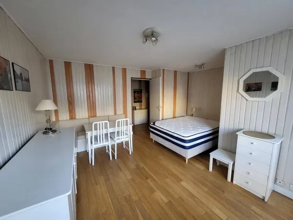 Studio 1 pièce 30 m² 