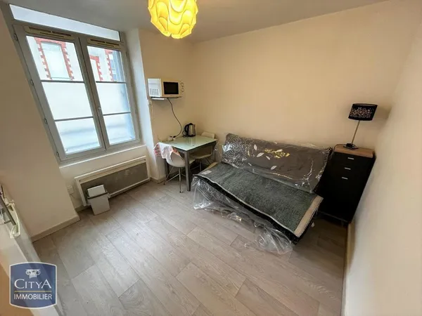 À LOUER : Studio au coeur de Cholet, idéalement situé dan.... 