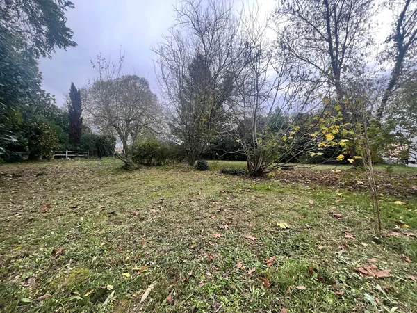 Terrain à bâtir 1116m2 plat et arboré Saint Caprais 