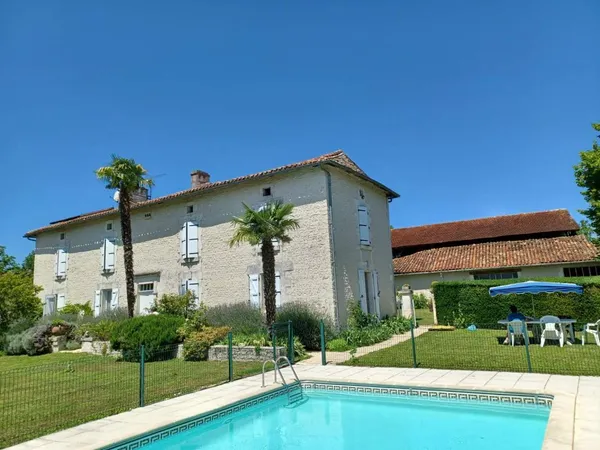 Maison Charentaise piscine et dépendances 