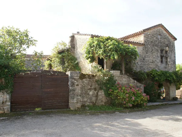 SUPERBE PROPRIETE EN PIERRE DEPENDANCES SUR UN TERRAIN ATTEN 