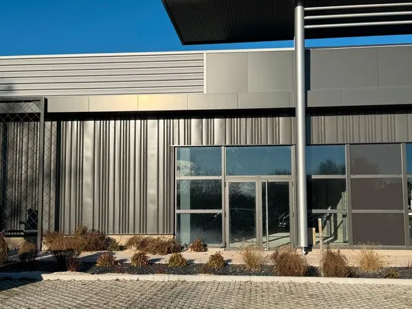LOCAL COMMERCIAL 304 m² - EMPLACEMENT N°1 - AURILLAC 