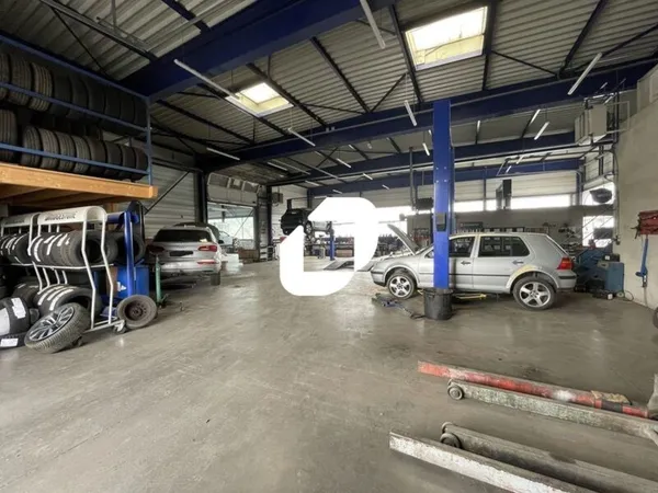 Entrepôts - A VENDRE - 900 m² non divisibles 
