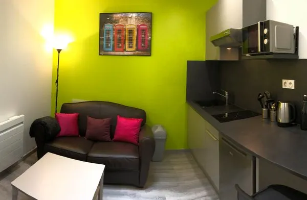 HYPER-CENTRE TRES BEAU STUDIO- APPARTEMENT F2 MEUBLE neuf (2PIECES) AU calme 