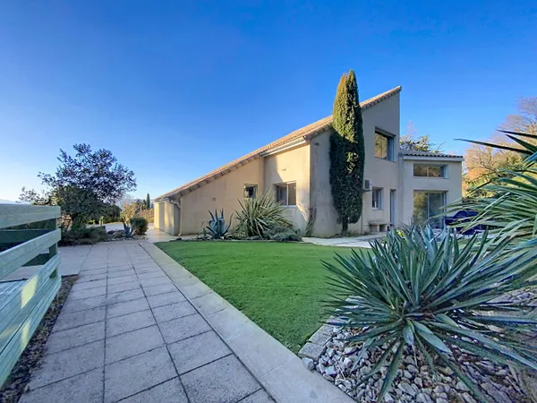 Villa d'architecte 169m², 4 chbs + bureau, terrain 1549m², sous-sol 