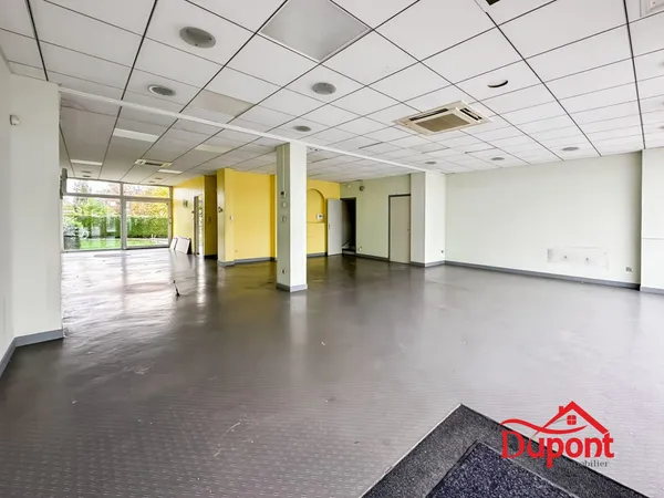 Local commercial à vendre avec de beaux volumes et un petit ext 