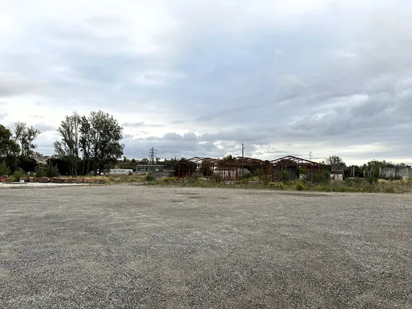 Terrain à usage professionnel de 6 591 m² avec bâtiment de stockage et logement gardien - 