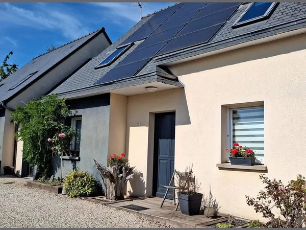BIEN RARE: Maison contemporaine et extension : 11 pièces sur 210 m 2 habitales. 5 mn de Dol de 