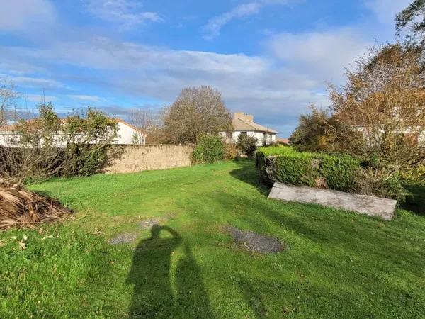 Terrain constructible de 1700 m² en hyper centre de Commequiers 