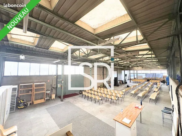 Local d'activité 590 m² 