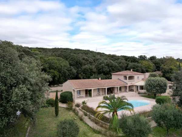 Propriété méridionale de 240 m² avec 2 gîtes et piscine 