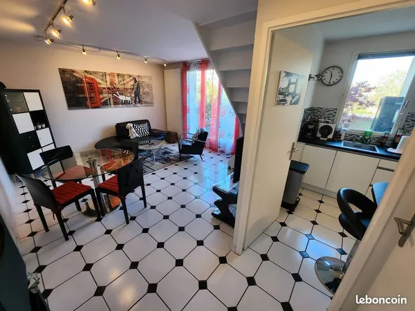 Bron: T2 meublé en duplex de 47 m² avec terrasse de 15 m² et parking privé 