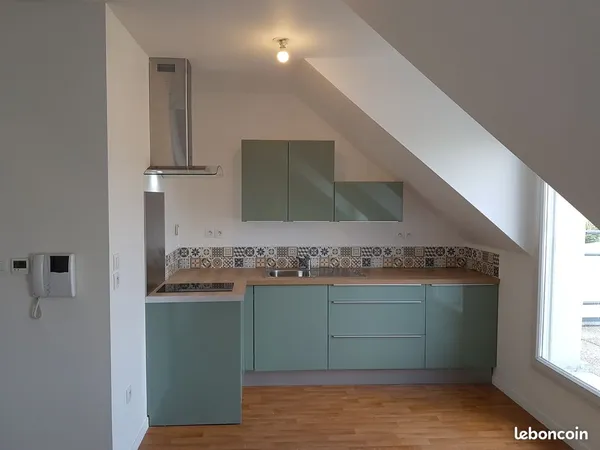 Beau et grand studio + balcon + parking 