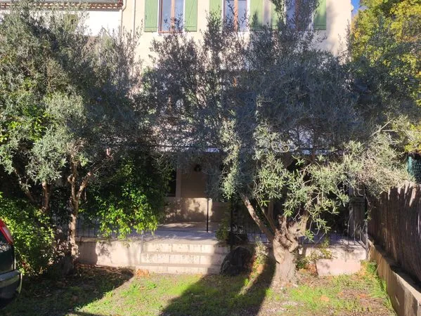 Flayosc, jolie maison de ville de 203 m2 habitable avec jardin 