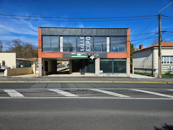 LocaL Soyaux 230 m2 