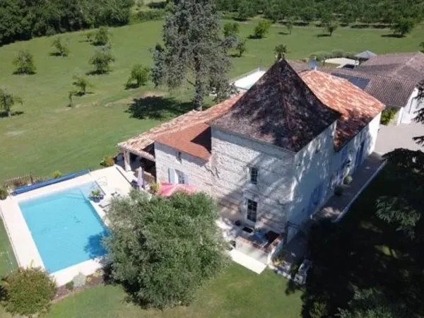 Propriété Charmante Composée de Trois Immeubles Nichés Près d'un 