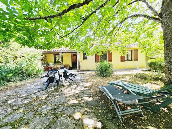 Villa Spacieuse avec Jardin Privé et Ruisseau 